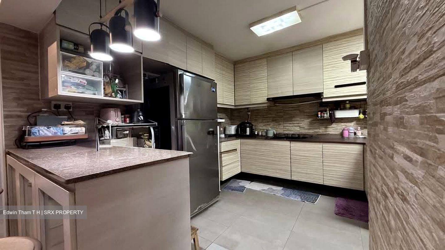 Blk 327 Jurong East Street 31 (Jurong East), HDB Executive #554154211